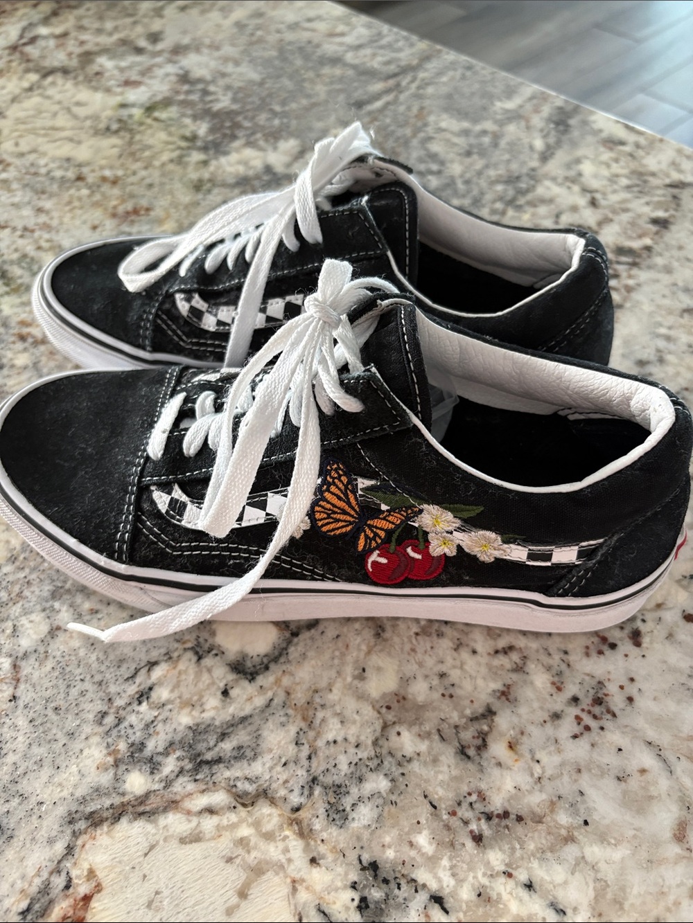 VANS Classic Tie Black Embroidered pattern Women’s Sneakers size 9.5